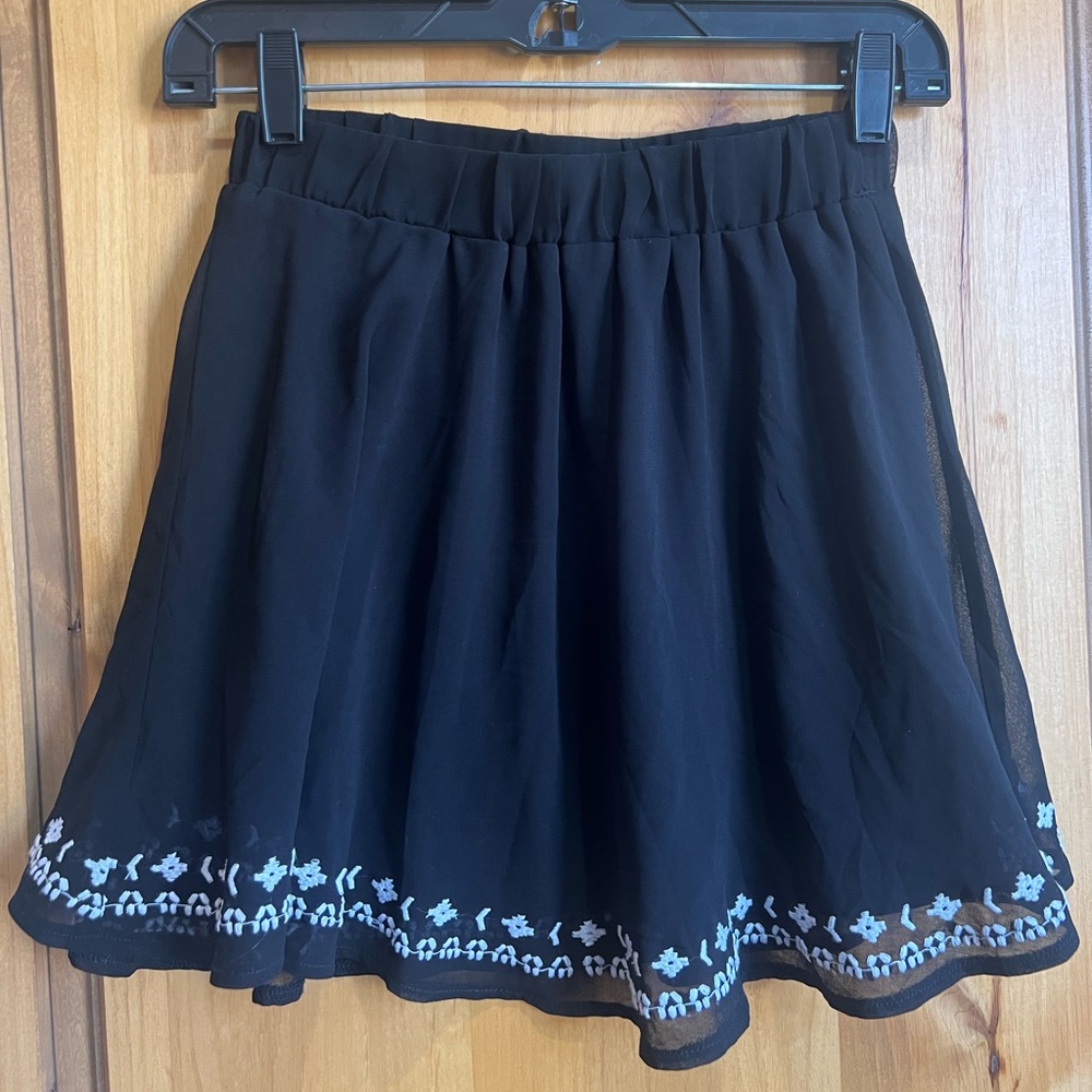 Women’s XS LA Hearts Black Skirth with White Embroidered Flowers